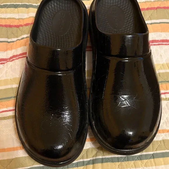 OOFOS Women's Black Clogs - Picture 4 of 6